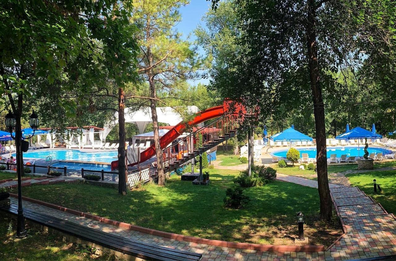 Sky Land Camping & Resort Cricova Exteriér fotografie
